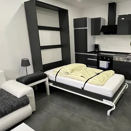 Schoenes 2 An Der Stadt Grenze Mit Klimaanlage * 马洛